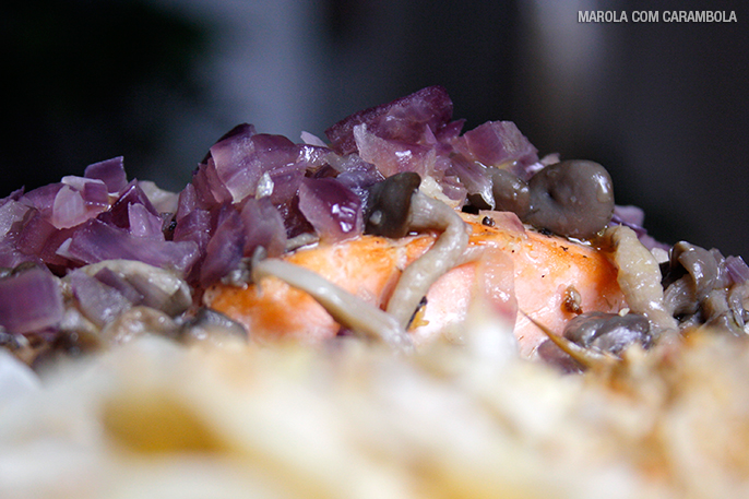 Salmão com shimeji no papillote com farfale ao limone