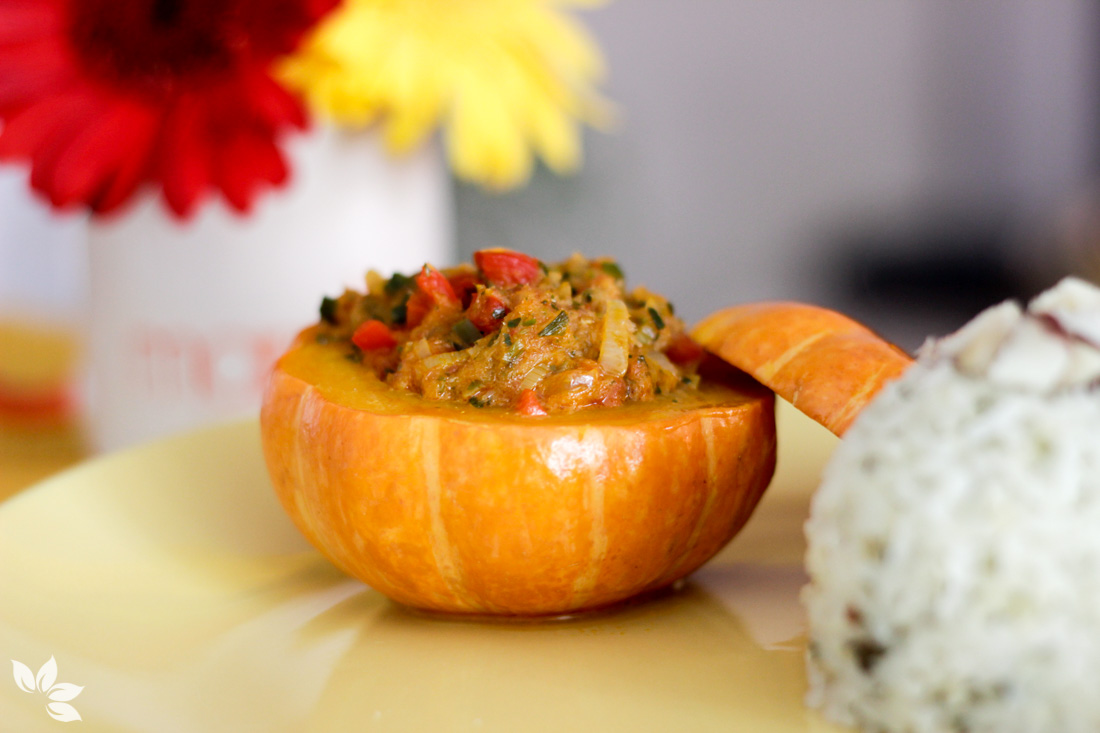 Moqueca de siri na mini moranga com arroz ao pesto