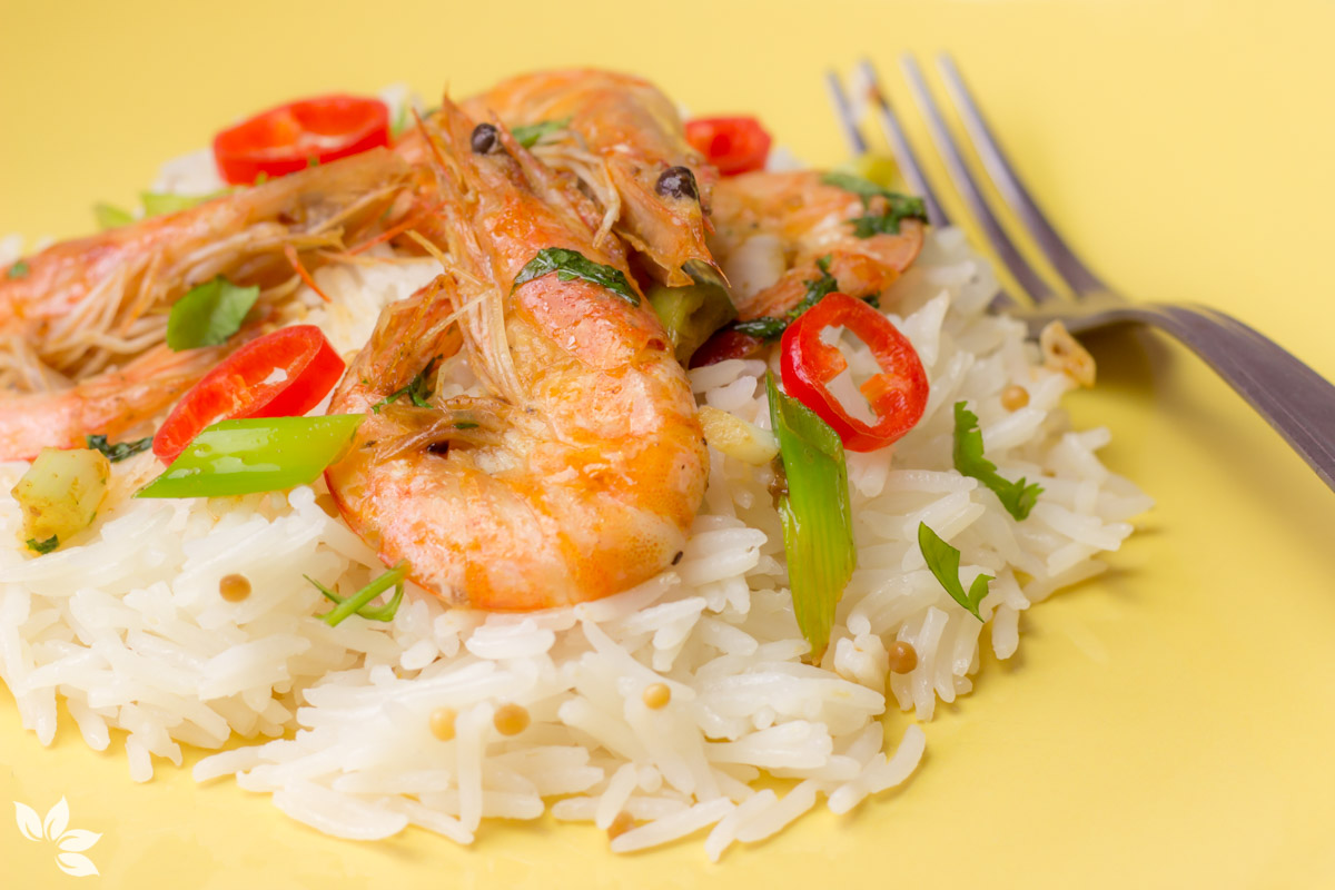 Camarão com especiarias asiáticas e arroz basmati