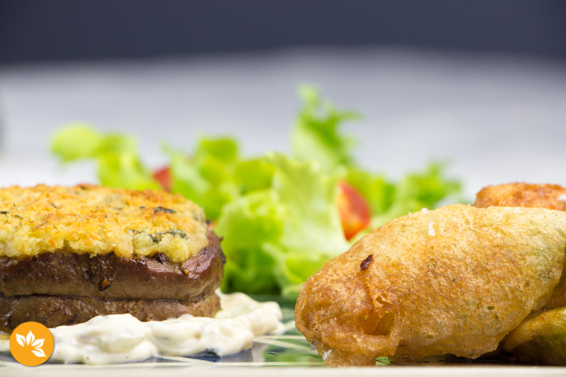 Receita de Filé Mignon com Crosta de Parmesão e Flor de Abobrinha Recheada