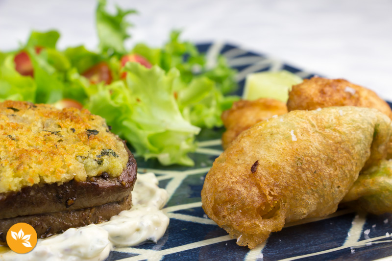 Receita de Filé Mignon com Crosta de Parmesão e Flor de Abobrinha Recheada