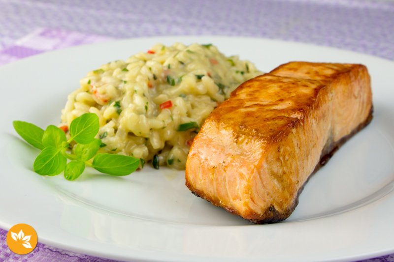 Receita de Salmão Grelhado com Risoto de Ervas