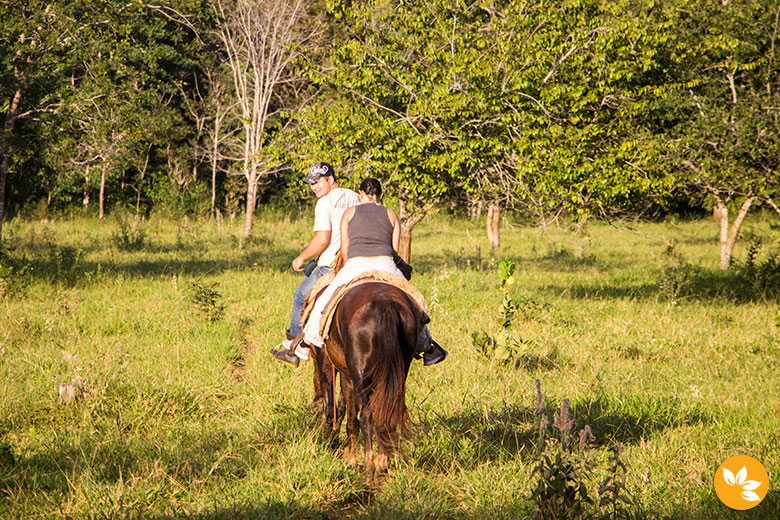 Eloah e Amanda no Passeio a Cavalo na Estância Mimosa