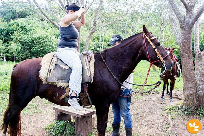 Amanda Fernandes no Passeio a Cavalo na Estância Mimosa