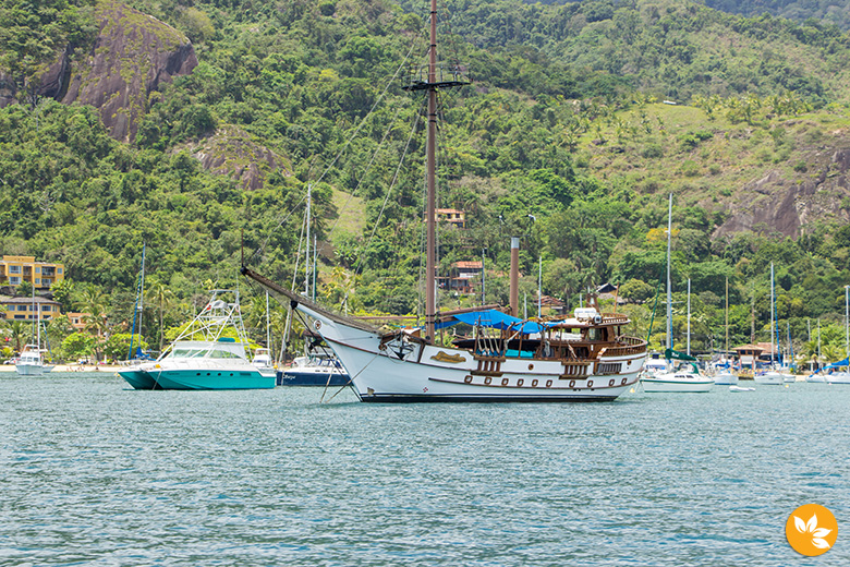 Passeio de Escuna - Ilhabela, SP