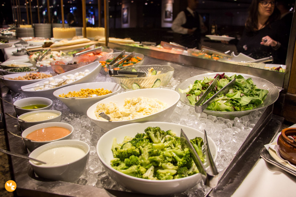 Buffet com saladas, frios, pães, sobremesas e frutas do Maksoud Plaza.