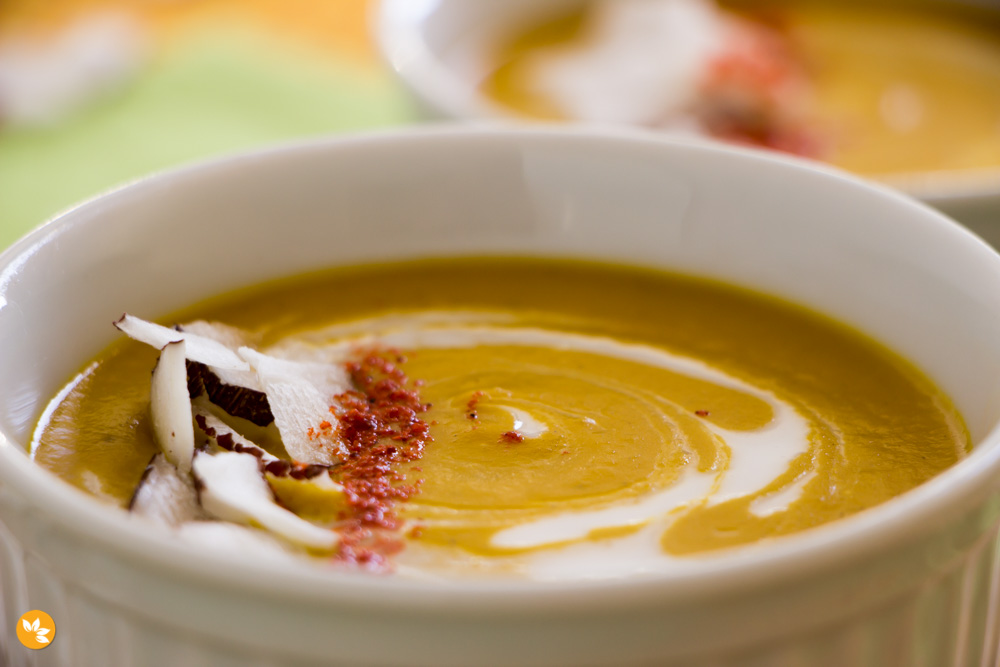 Sopa de abóbora com leite de coco, servida em uma tigela, prato reconfortante para dias frios