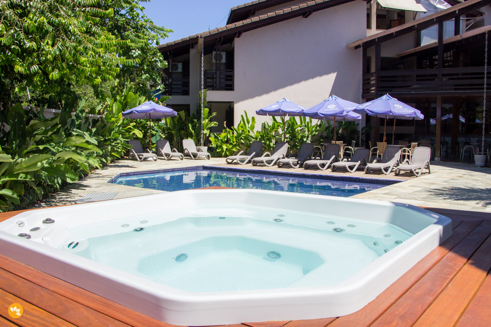 Jacuzzi e Piscina no Amarras Hotel em São Sebastião