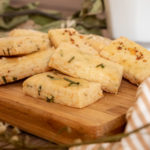 Receita de Biscoito de Parmesão com Cebolinha - Shortbread de parmesão com cebolinha