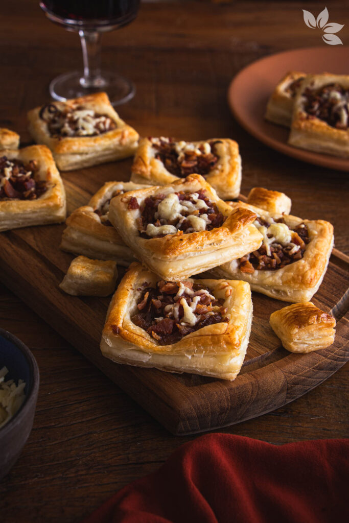 Receita de tortinha de cebola caramelizada com bacon e queijo gruyère