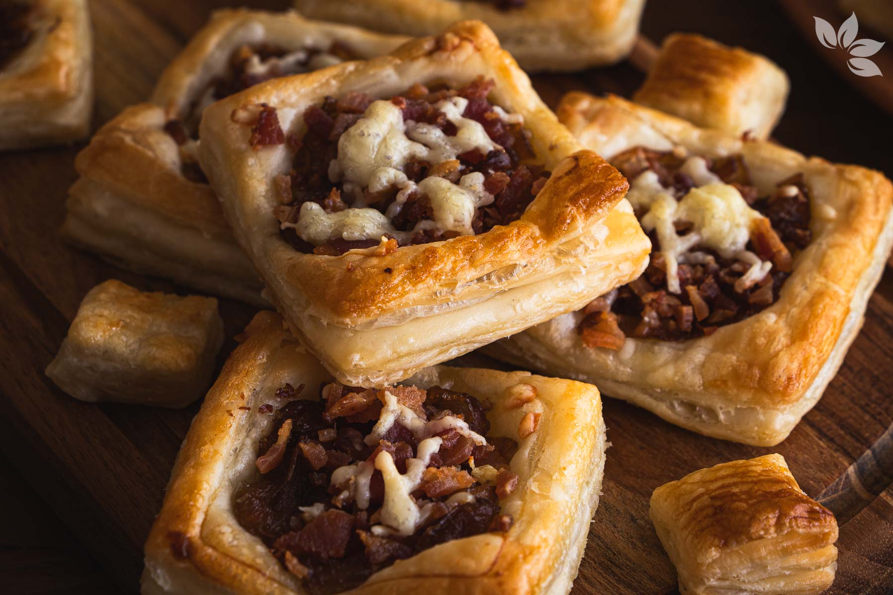 Receita de tortinha de cebola caramelizada com bacon e queijo gruyère