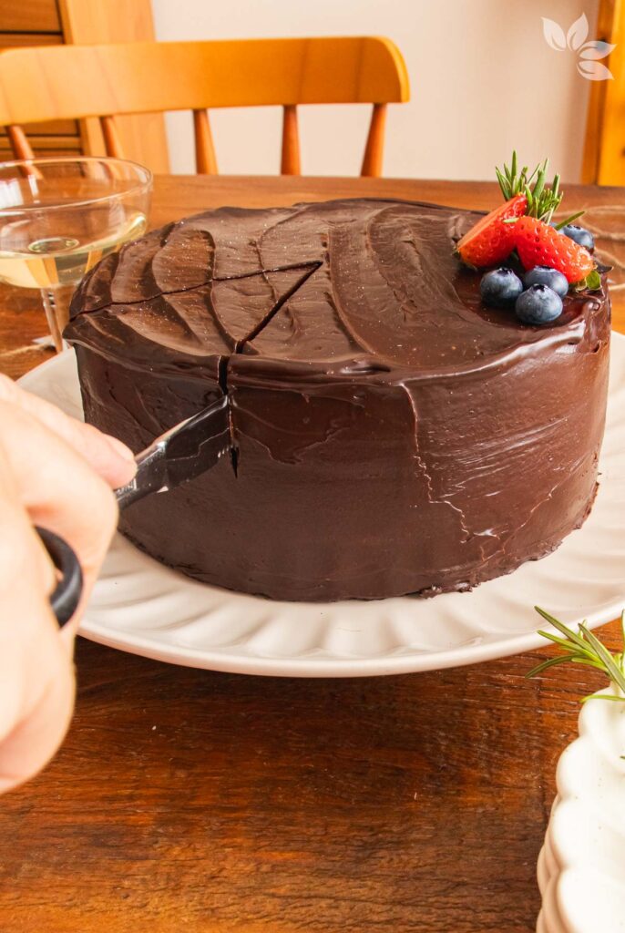 Receita de Bolo de Chocolate e Especiarias com geleia de frutas vermelhas para o Natal