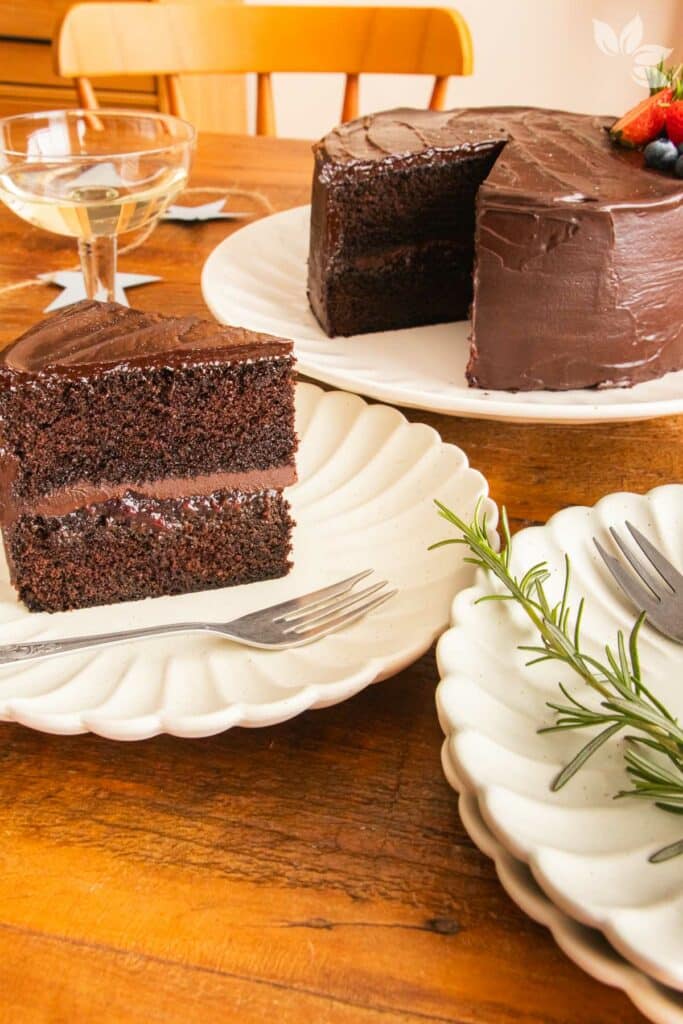 Receita de Bolo de Chocolate e Especiarias com geleia de frutas vermelhas para o Natal