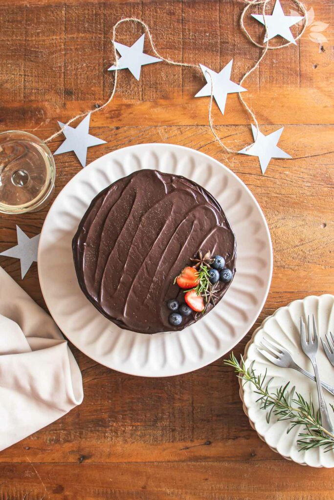 Receita de Bolo de Chocolate e Especiarias com geleia de frutas vermelhas para o Natal