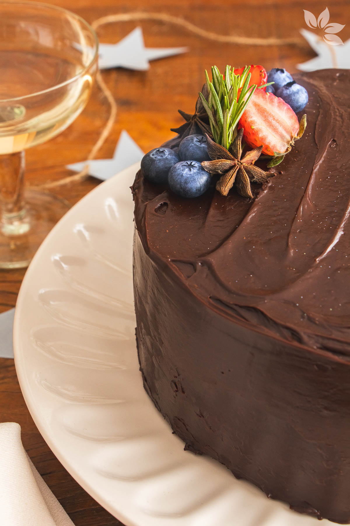 Receita de Bolo de Chocolate e Especiarias com geleia de frutas vermelhas para o Natal