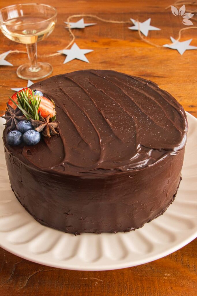 Receita de Bolo de Chocolate e Especiarias com geleia de frutas vermelhas para o Natal